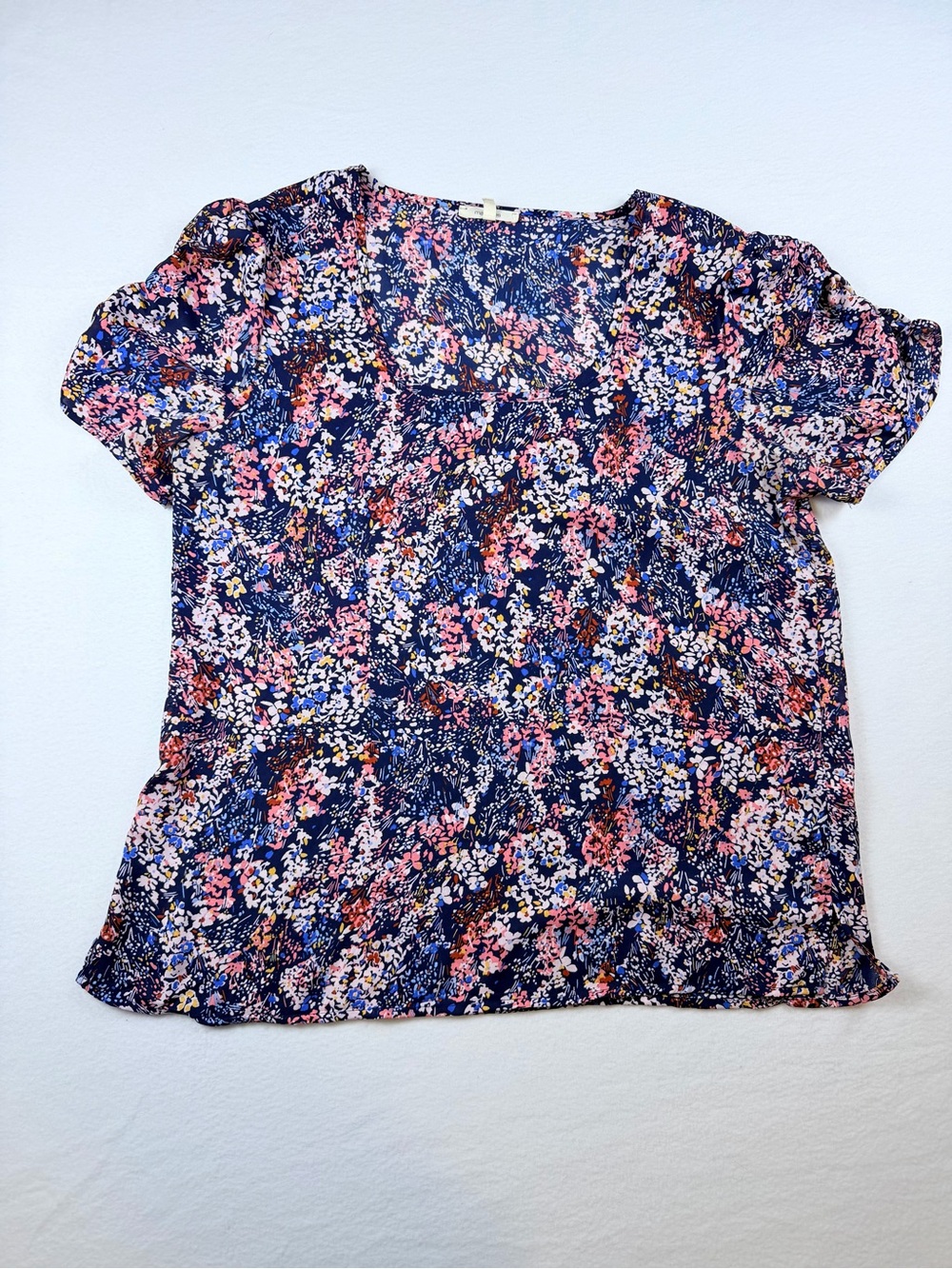 Maurices Navy Blue Floral Short Sleeve Scoop Neck Ruched Puff Sleeve Top Size M - Picture 2 of 9